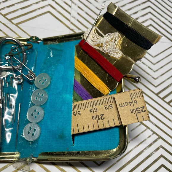 Vintage Traveling Sewing Kit Purse Seamstress Sewing Thread - Picture 8 of 8